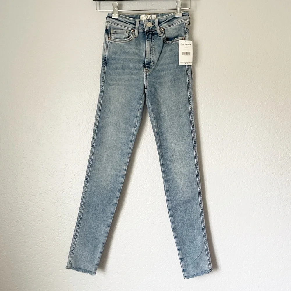 FREE PEOPLE , High Rise blue Jeans 24, NWT